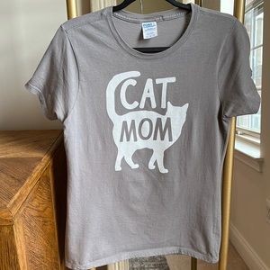 Gray & white Cat Mom graphic t-shirt (ladies size medium) ✨